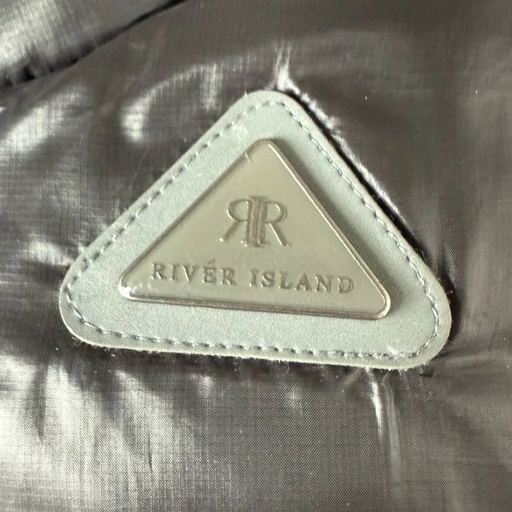 River Island Girls Shiny Black Puffer Vest Size 4-5Y - Picture 3 of 6